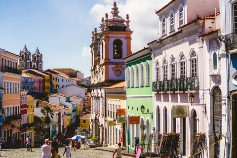 Pelourinho, em Salvador, com casarões coloridos e a torre da igreja